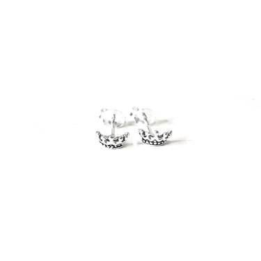 Pendiente de plata de ley con forma de corona. Ideales para los peques o si tienes un agujerito adicional. Son ideales para combinar con tu look diario. SE VENDEN SUELTOS - LA UNIDAD EQUIVALE A 1 SOLO PENDIENTE